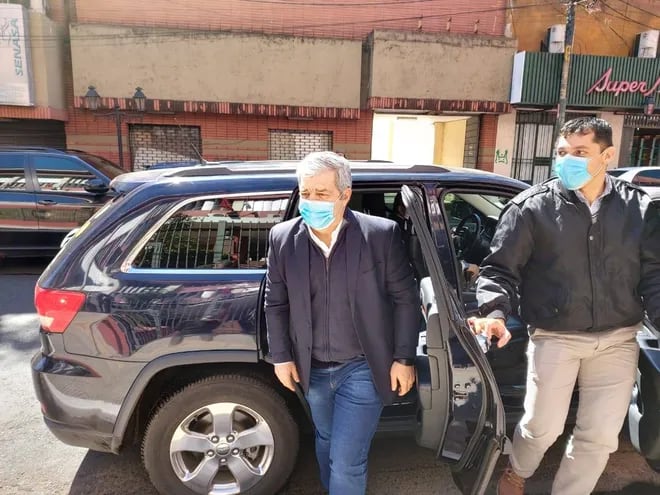 Enrique Riera llega a la ANR en su vehículo. (Fuente: Facebook del legislador)