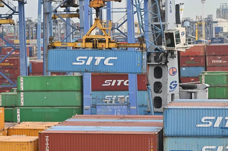 Contenedores en Jakarta. El comercio mundial se desacelera, según la OMC. (AFP)