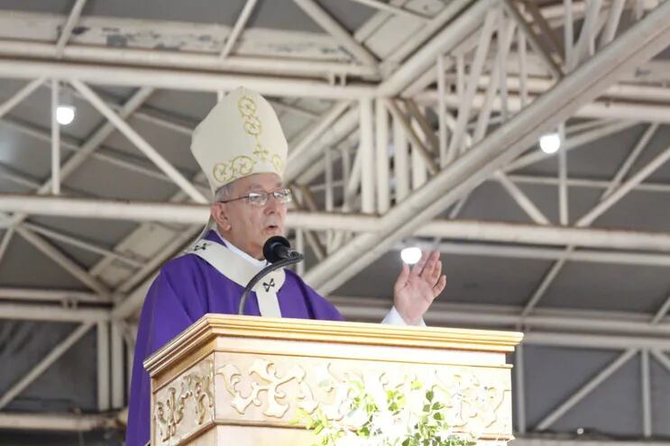 Monseñor Edmundo Valenzuela, arzobispo de Asunción, ofició la misa hoy en Caacupé.
