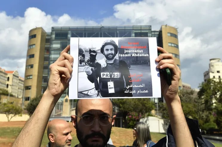 Beirut (Lebanon), 15/10/2023.- A man holds a photo of late Reuters visual journalist Issam Abdallah during a vigil in tribute to the cameraman, who was killed on the Israel-Lebanon border, in front of the UN building in Beirut, Lebanon, 15 October 2023. Abdallah was killed on 13 October while working with a Reuters crew in southern Lebanon providing a live signal, the agency said in a statement, adding that two other of its journalists also sustained injuries. Israeli army spokesman Lt Col Richard Hecht told a regular briefing that they are aware of the incident with the Reuters journalist and they are looking into it. 'We already have visuals. We're doing a cross examination. It's a tragic thing', he said. (Líbano) EFE/EPA/ABBAS SALMAN
