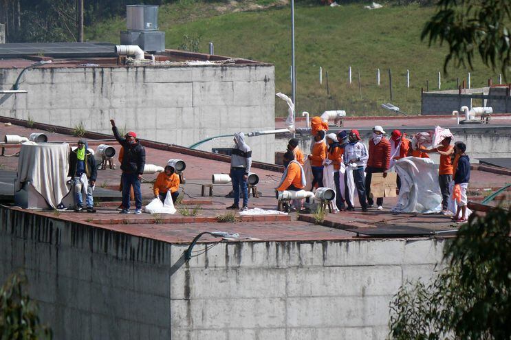 Resos del CRS Turi de la prisión ubicada en Cuenca, Ecuador, durante la revuelta del fin de semana.