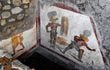 Un fresco que muestra la cruenta lucha de dos gladiadores, heridos y bañados en sangre, el último hallazgo en las excavaciones del yacimiento de Pompeya (sur), la ciudad romana sepultada y arrasada por la erupción del Vesubio hace dos milenios.