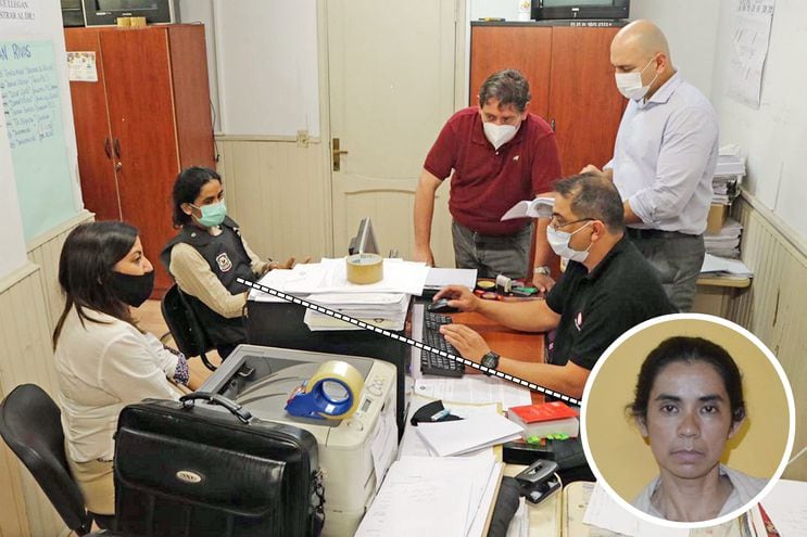 Laura Villalba (sentada, con chaleco) frente a los fiscales Federico Delfino (de rojo) y Lorenzo Lezcano (con camisa), tras su captura.