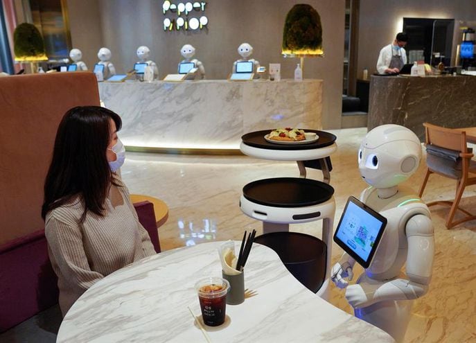 Un robot toma el pedido de una clienta de Pepper Parlor, en Tokio, Japón.