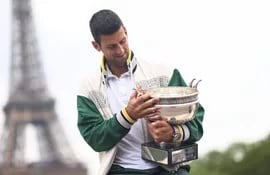 El serbio Novak Djokovic, con el trofeo del Roland Garros en una sesión fotográfica frente a la Torre Eiffel, en París, Francia.