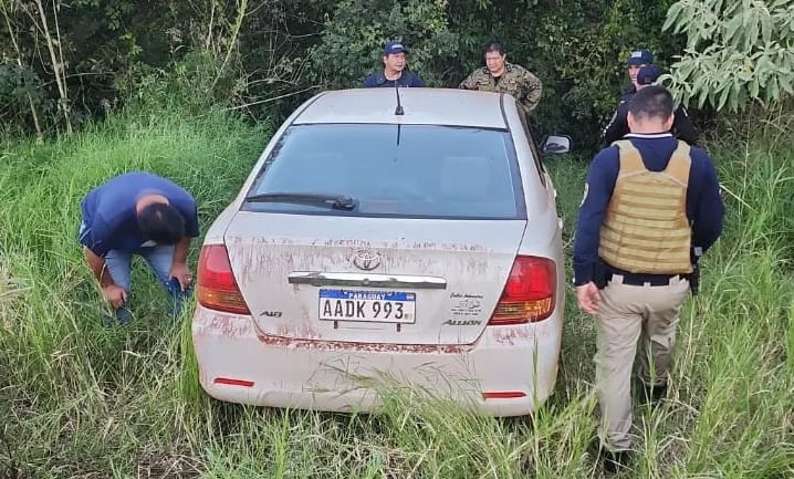 El automóvil en el que se desplazaba Carlos Cabrera Cabrera fue abandonado cerca de un bosque de Iruña.