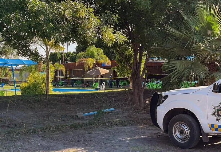 Agentes periciales inspeccionan una escena del crimen donde fueron asesinadas siete personas hoy, en un balneario del municipio de Cortazar, en Guanajuato (México).