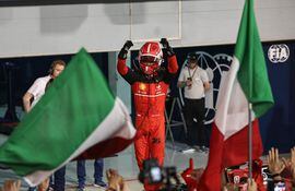 Charles Leclerc celebra su triunfo y en 1-2 de Ferrari con Carlos Sainz Jr. en Baréin (EFE).