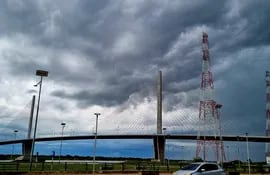 Cielo nublado y con posible inestabilidad del tiempo. Imagen corresponde al área del puente Héroes del Chaco que une Asunción con Presidente Hayes. (archivo).