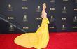 Anya Taylor-Joy deslumbró con un vestido de Dior sin espalda y de color mantequilla, combinado con un espectacular chal amarillo brillante que descendía en una larga cola.