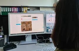 Una mujer frente a una imagen de la obra de arte 'Dos mujeres en cuclillas' del pintor austriaco Egon Schiele,de la colección del Museo Leopold, en la plataforma de internet OnlyFans.