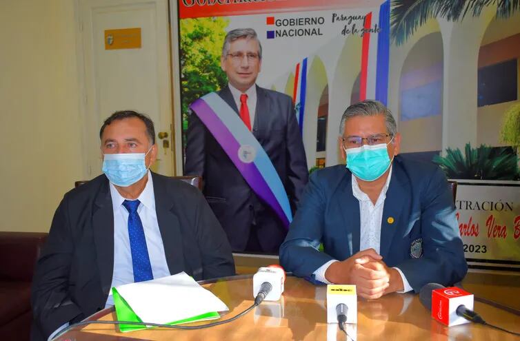 El Abogado Rodolfo Mendoza y el Gobernador del Guairá Juan Carlos Vera durante la conferencia de prensa.