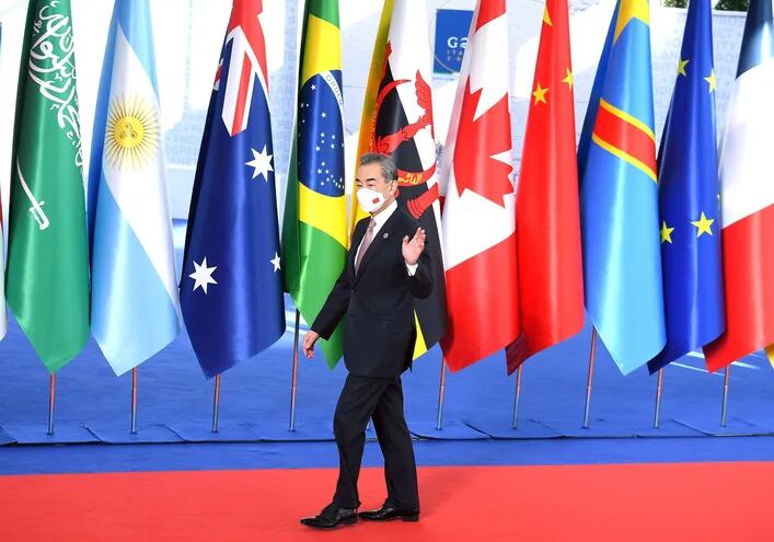 El canciller chino Wang Yi a su llegada al G20 en Roma, Italia.