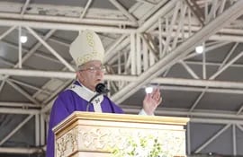 Monseñor Edmundo Valenzuela, arzobispo de Asunción, ofició la misa hoy en Caacupé.