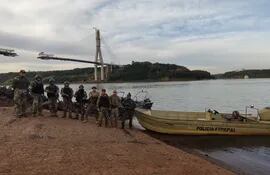 El patrullaje en el río Paraná contó con la participación de la Policía Federal brasileño.