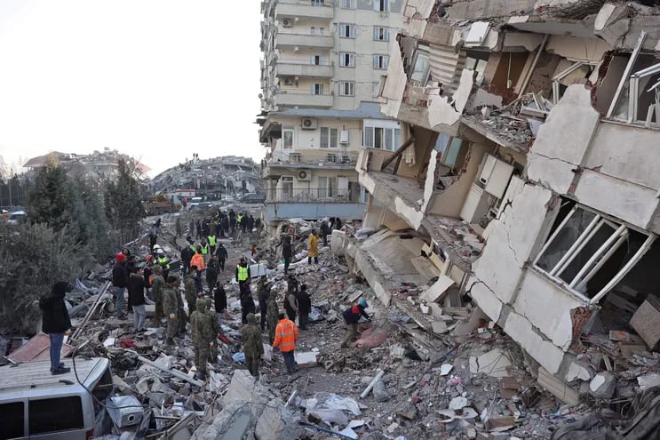 El sismo que azotó Turquía y Siria deja ya más de 17.000 muertos y otros miles más de heridos, según registros preliminares.