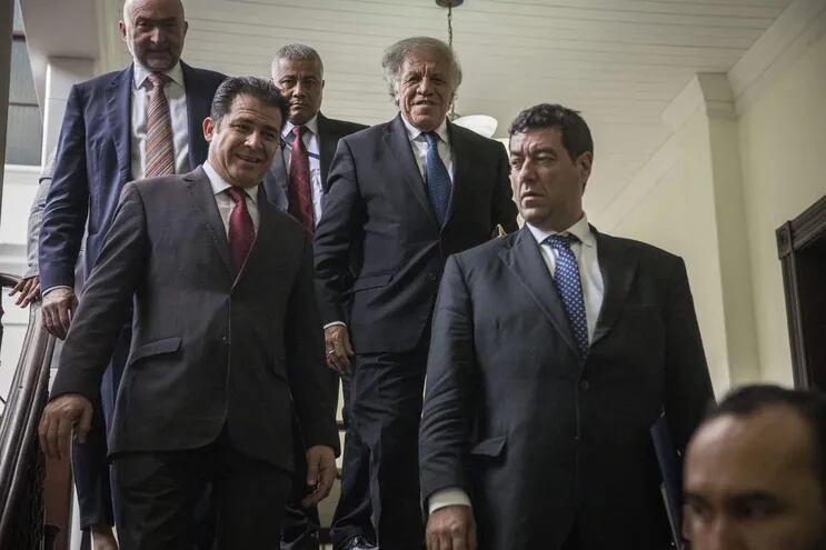 Luis Almagro (c-arriba), secretario general de Organización de los Estados Americanos (OEA), sale de una reunión con autoridades electorales y diputados guatemaltecos.