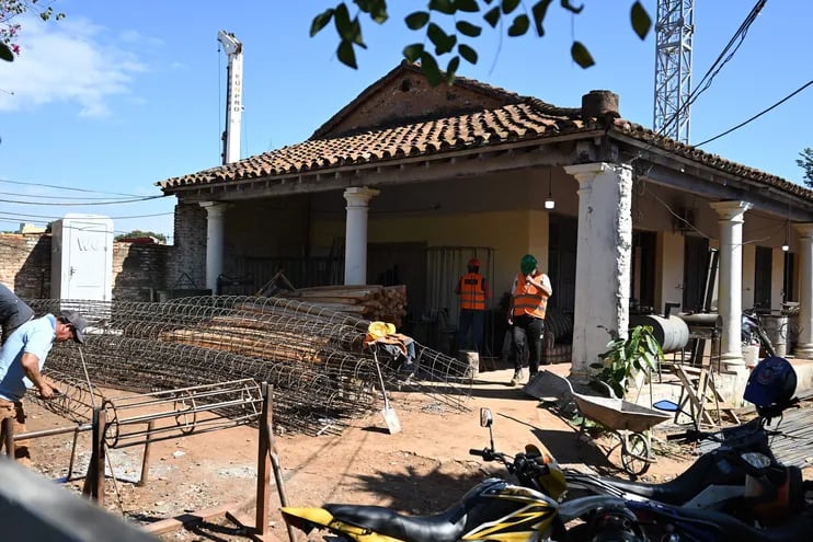 Se pueden ver los materiales de construcción dentro del predio en donde se ubica la casa declarada patrimonio cultural e histórico. Rompieron una parte de la muralla para conectar ambos terrenos.