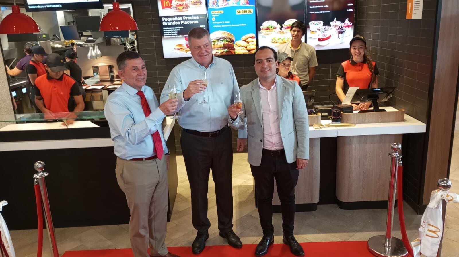 Ing. Luis Alberto Pettenggil Vacca, Miguel Brunotte y Horacio Fernández brindan por la apertura de McDonald's, en Itauguá.
