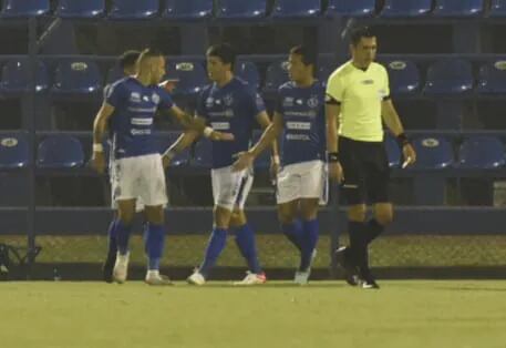 Sol jugó un gran primer tiempo donde se adelantó en el marcador con gol de Diego Valdez