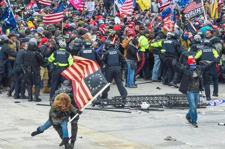 Una parte de la manifestación pro Trump se acercó hasta el Capitolio (sede del Congreso), y rompió la barrera policial.