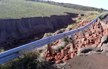 parte-erosionada-de-la-ruta-11-juana-maria-de-lara-en-pedro-juan-caballero--212821000000-1845287.jpg