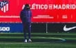 Diego Simeone, entrenador del Atlético Madrid, durante el entrenamiento del plantel en la Ciudad Deportiva Wanda de Majadahonda.