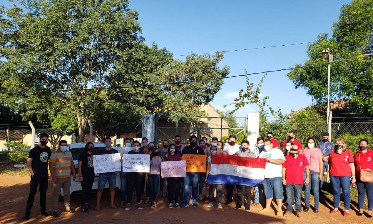 Los estudiantes de Derecho- Filial Quiindy se congregaron frente de la Facultad y luego salieron a cerrar la ruta I