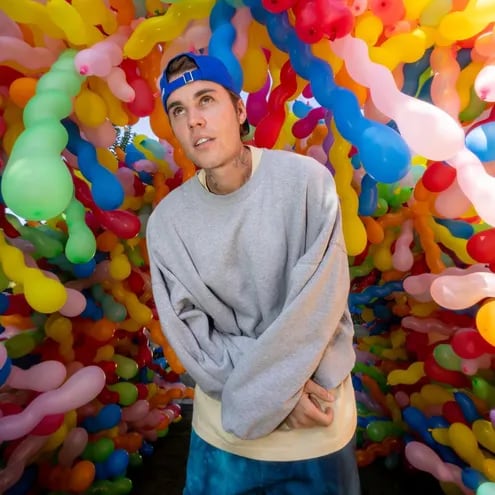 Justin Bieber recibió sus 29 años con una colorida fiesta.