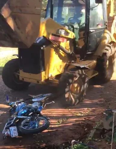 Tractor aplastó una motocicleta en Capiatá