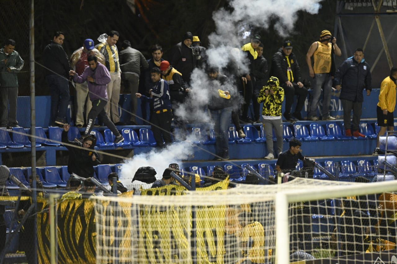 La batalla campal entre barras de Guaraní y Libertad en el entretiempo del partido de los cuartos de final de la Copa Paraguay 2022.