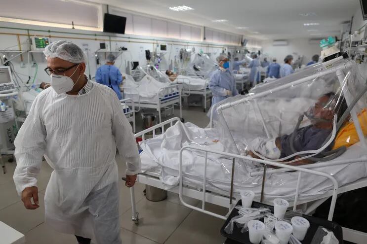 Pacientes con covid-19 son atendidos en la unidad de terapia intensiva del hospital Gilberto Novaes de Manaus, Brasil.