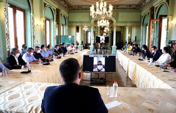 Ministros se reúnen para debatir sobre los incendios. Mario Abdo Benítez participa de manera virtual debido a su aislamiento.