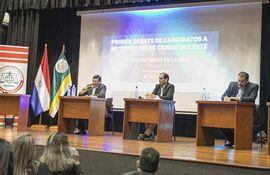 Ever Rojas Borja, José Ayala Cambra e Iván Airaldi durante el debate.