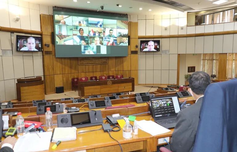 Sesión ordinaria virtual del Senado realizada ayer. El senador Amado Florentín (PLRA) se encontraba en uso de la presidencia de la Cámara Alta. El 21 se inicia el receso.