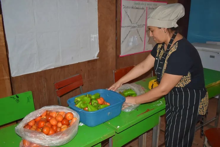 La cocinera de la escuela San Pablo, Carolina Brizuela, exhibió los productos que llegaron con mala calidad.