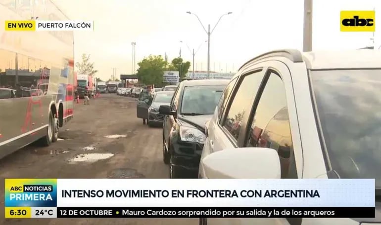 Larga fila de vehículos que se pudo ver hoy en Falcón. Todos esperan a que las oficinas de Migraciones de Argentina abran.