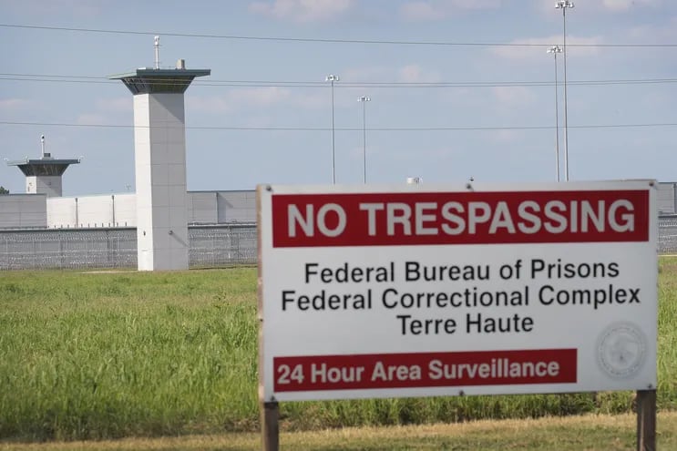 En esta foto de archivo, un letrero advierte a los intrusos en el Complejo Correccional Federal Terre Haute el 25 de julio de 2019 en Terre Haute, Indiana. Desde julio de 2020 más de 12 ejecuciones fueron realizadas, la mayor cantidad durante un gobierno saliente.
