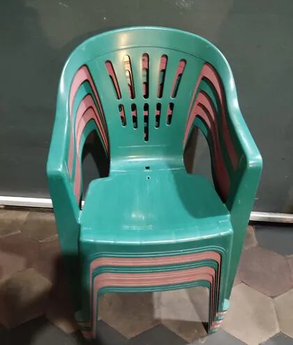 Las sillas robadas fueron recuperadas por los vecinos.