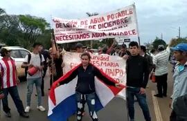 Un grupo de labriegos se manifiesta frente al centro ambiental de Itaipú.