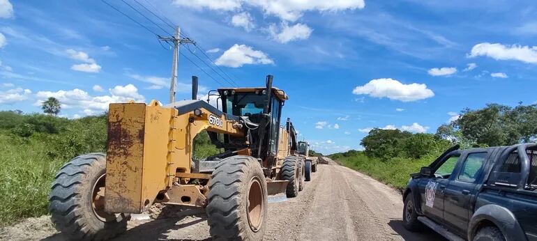 Las pocas maquinarias de la Gobernación y el MOPC no logran dar abasto para reparar de buena manera varios kilómetros de caminos en el Alto Paraguay.