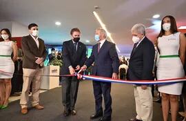El ministro de Industria y Comercio, Luis Castiglioni, estuvo en la inauguración de la XXIV edición de CADAM Motor Show, junto a los directivos de CADAM.