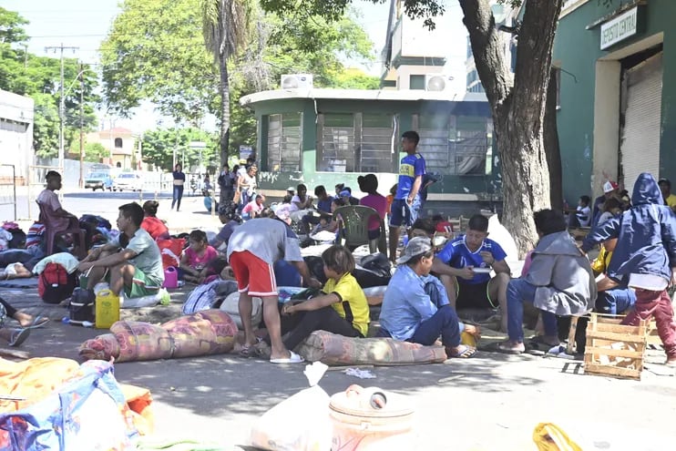 Familias de varias comunidades están apostadas sobre las veredas de la avenida Artigas, frente a las oficinas del Indi.