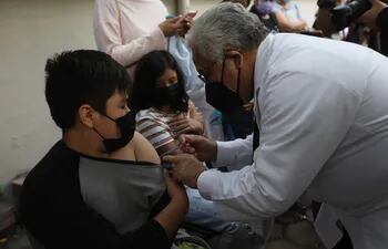 Personal de salud aplica una dosis de la vacuna contra el covid-19 a un niño, en Ciudad de México (México). Científicos de Italia descubren porqué algunos niños padecen síndrome inflamatorio agudo luego de superar la enfermedad del coronavirus.  (EFE)