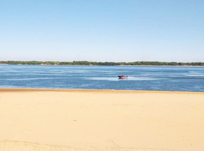 La bajante del río Paraná se torna crítica en Ayolas, donde solamente pueden navegar pequeñas embarcaciones.