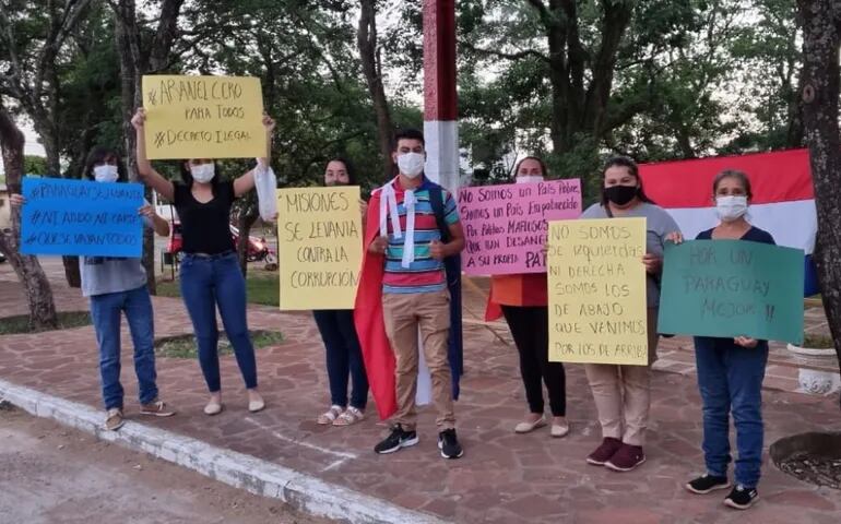 Grupo de estudiantes universitarios pidieron arancel cero y juicio político al Presidente y Vicepresidente de la República.