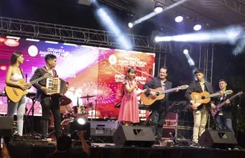 Clari Luz, la pequeña cantante de José Fassardi, conquistó al publico caazapeño.