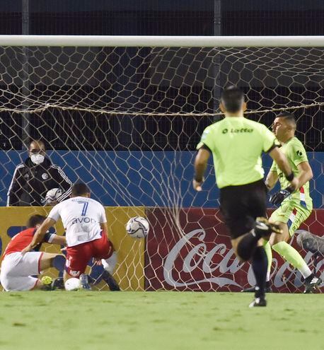 Mauro Boselli aprovecha la asistencia de Robert Morales para marcar el primer gol de Cerro.