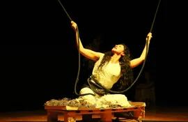 Roxana Lezcano en “Antígona inmortal”, que baja hoy de escena en el teatro Arlequín.