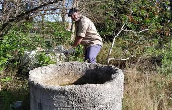 Funcionario de Senepa realizando la eliminación de criaderos de arbovirus en la ciudad de San Juan Bautista, Misiones.
